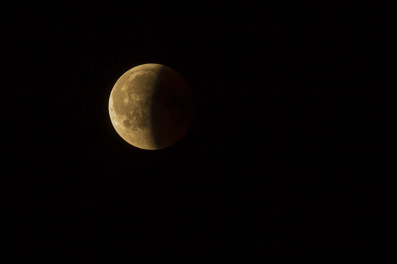 Dublu spectacol astronomic în august. Eclipsa de Soare și Perseidele vor putea fi urmărite în aceeași zi. Unde se văd din România