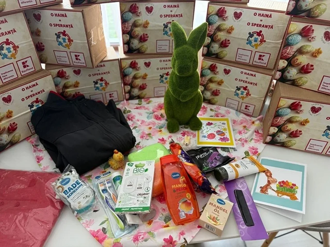 Conținutul cutiilor „O haină, o speranță”: haine, produse de igienă și surprize