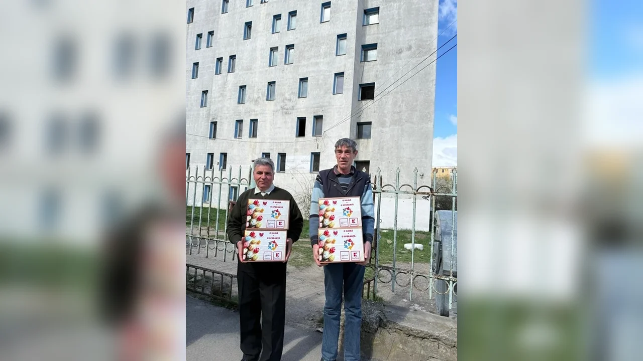 Beneficiari primesc cutii „O haină, o speranță” în cadrul proiectului